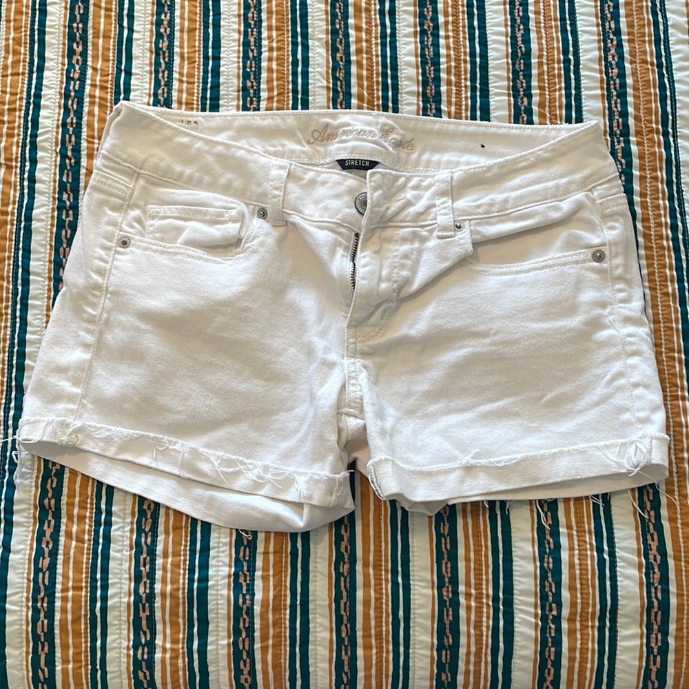 American Eagle women’s white shorts